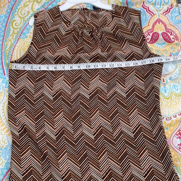 Tahari sleeveless geometric print  top - Picture 6 of 7
